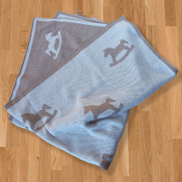 木馬の編み込みおくるみ